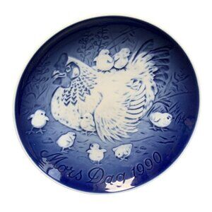 Bing & Grondahl Copenhagen 1990 Mothers Day Plate with Hen & Chicks Design